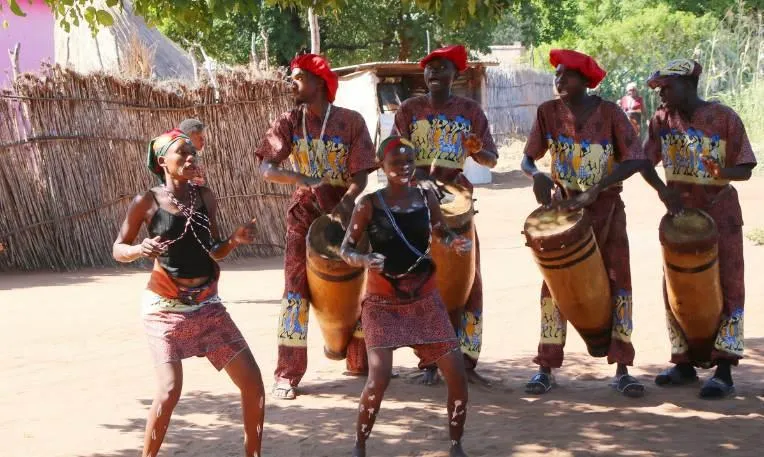 Utazók szafarijármű mellett Dél-Afrikában