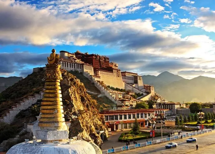 Buddhista szerzetesek tibeti kolostornál a Dél-Kína és Tibet körutazáson – galériakép 12