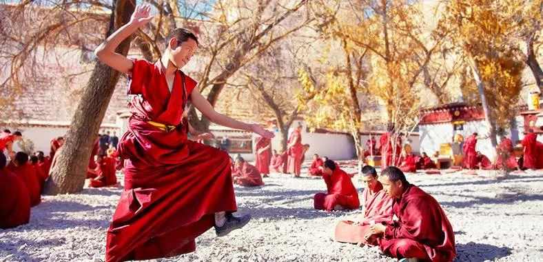 Buddhista szerzetesek tibeti kolostornál a Dél-Kína és Tibet körutazáson – galériakép 2