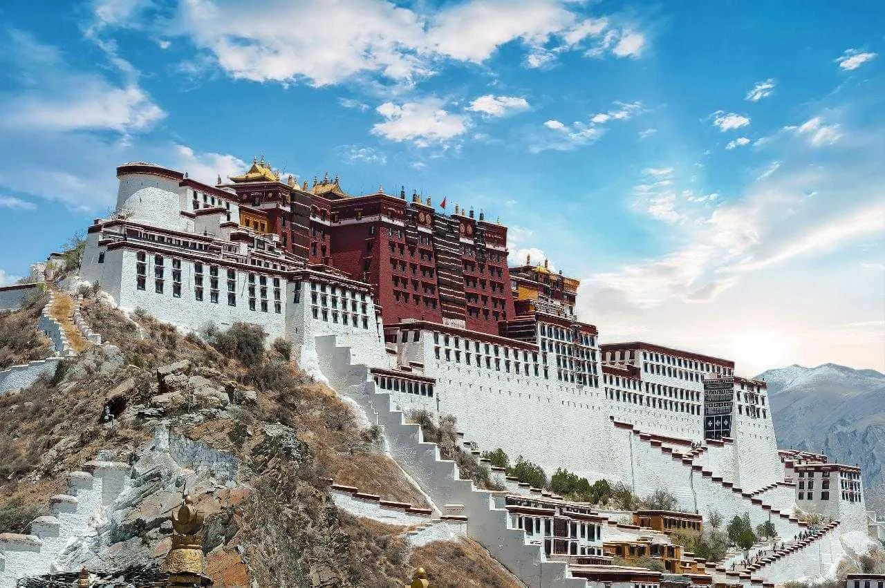 Buddhista szerzetesek tibeti kolostornál ázsiai körutazáson
