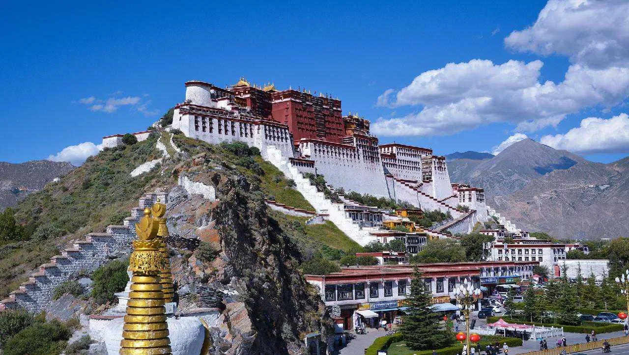 Buddhista szerzetesek tibeti kolostornál a Dél-Kína és Tibet körutazáson – galériakép 5