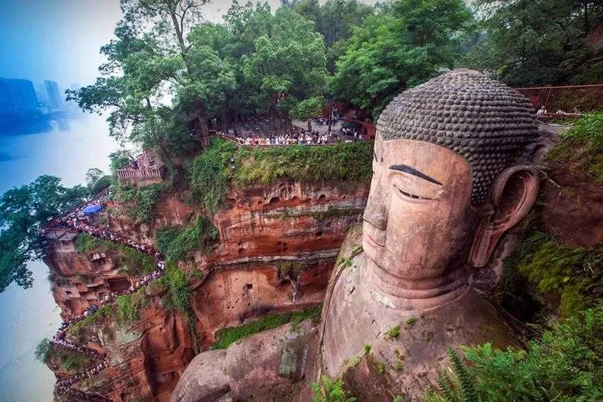 Buddhista szerzetesek tibeti kolostornál a Dél-Kína és Tibet körutazáson – galériakép 8