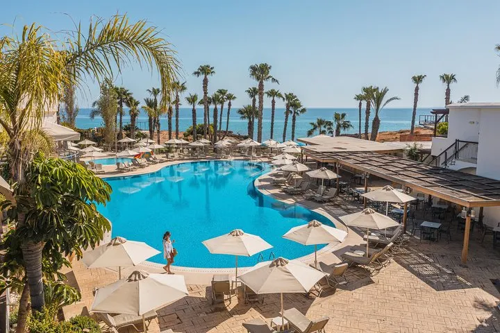 Család a ciprusi tengerparton a Louis Althea Beach közelében