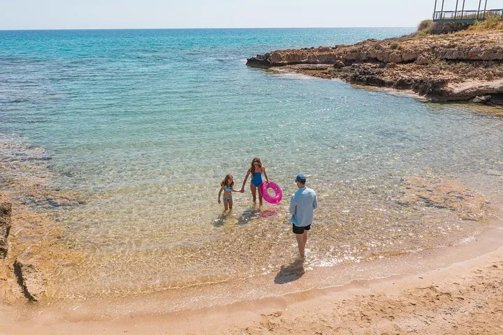 Család a Louis Althea Beach ciprusi strandján
