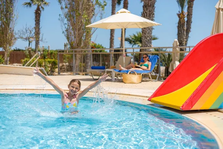Család a Louis Althea Beach ciprusi strandján – galériakép 11