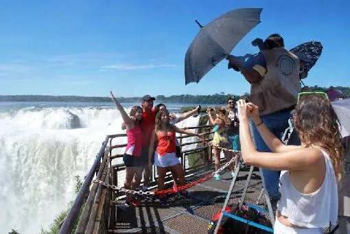 Utazók az Iguazú-vízesés kilátópontján dél-amerikai körutazáson