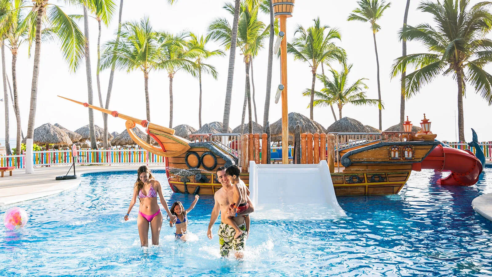 Családok a Grand Bavaro Princess medencéjénél Dominikán