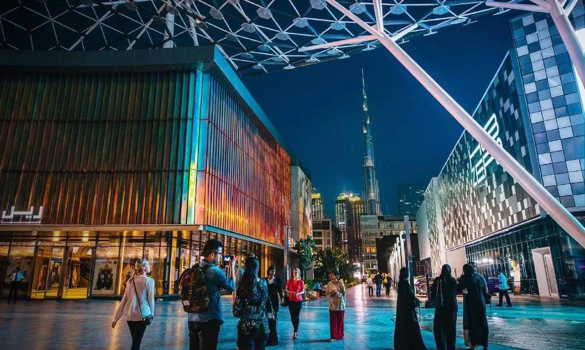 Dubai esti városképe a Dubai és Abu Dhabi körutazáson
