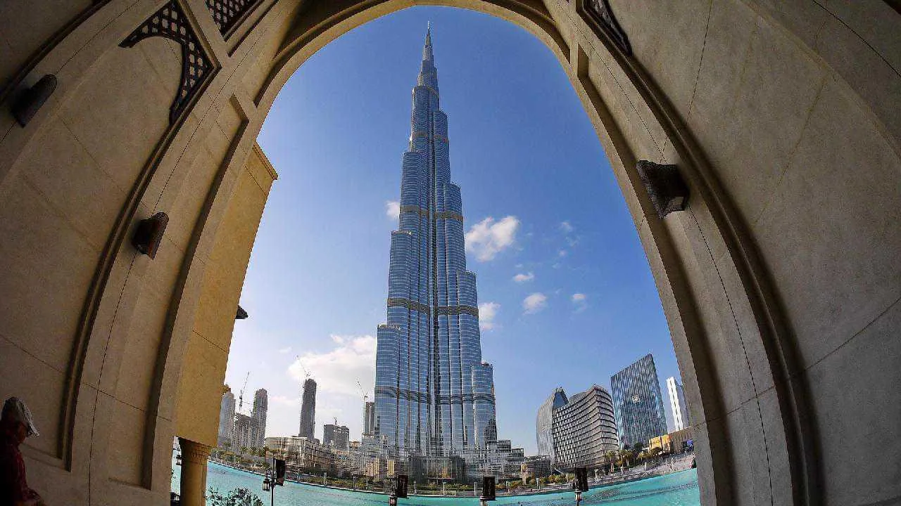 Dubai modern városközpontja és felhőkarcolói