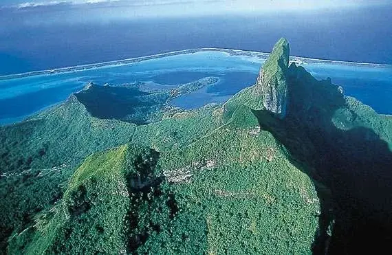Moorea vulkanikus szigete madártávlatból