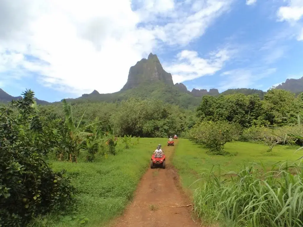 Moorea hegyvidéki tája quad túrával