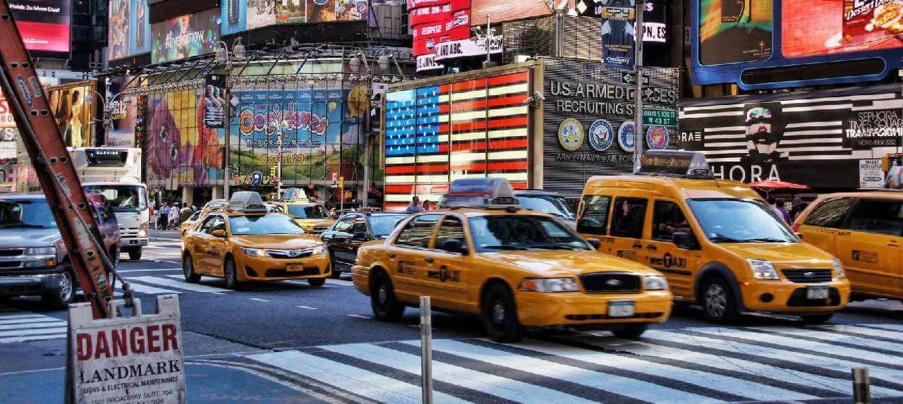 Sárga taxik New York nyüzsgő utcáján