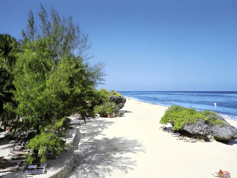 Vendégek tengerparti ebéden a Leopard Beach Resortban Kenyában – galériakép 6