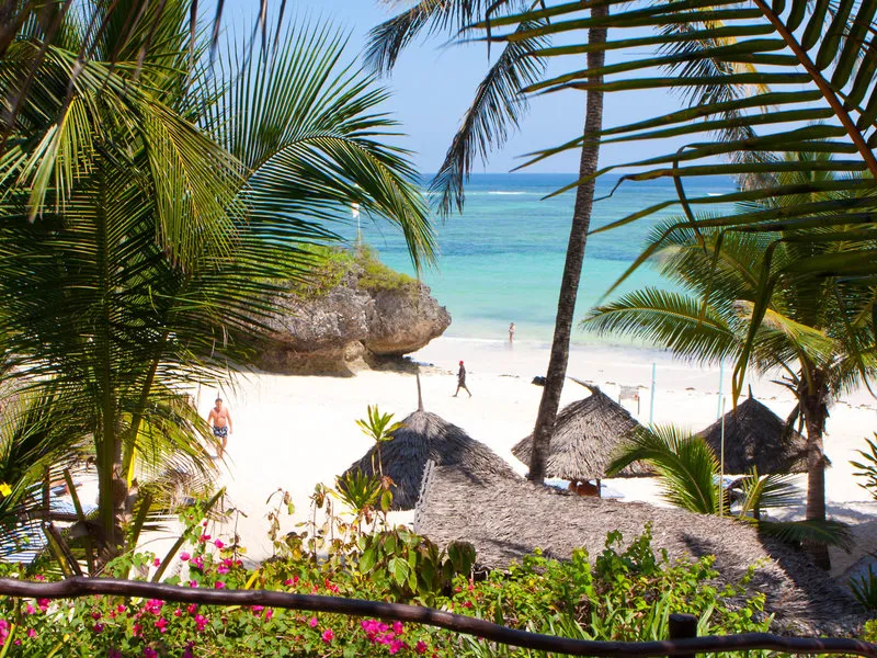 Vendégek tengerparti ebéden a Leopard Beach Resortban Kenyában – galériakép 8