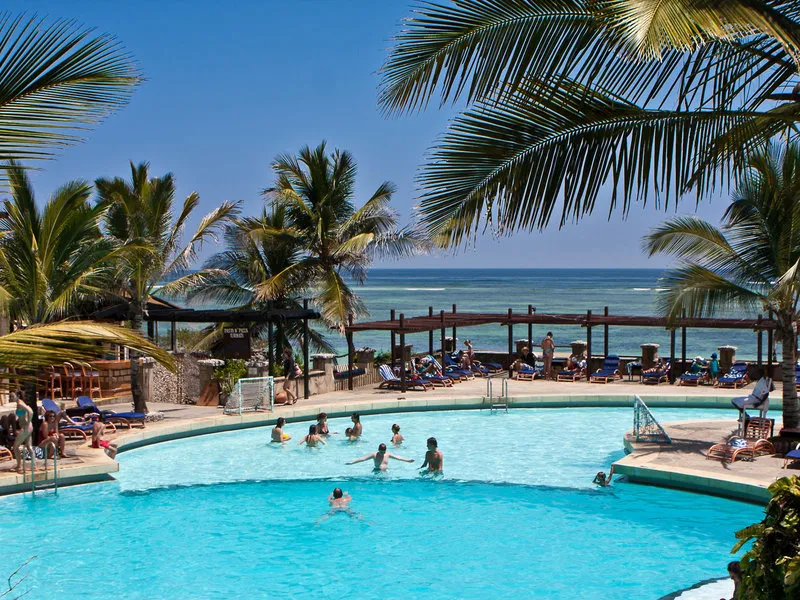 Vendégek tengerparti ebéden a Leopard Beach Resortban Kenyában – galériakép 9