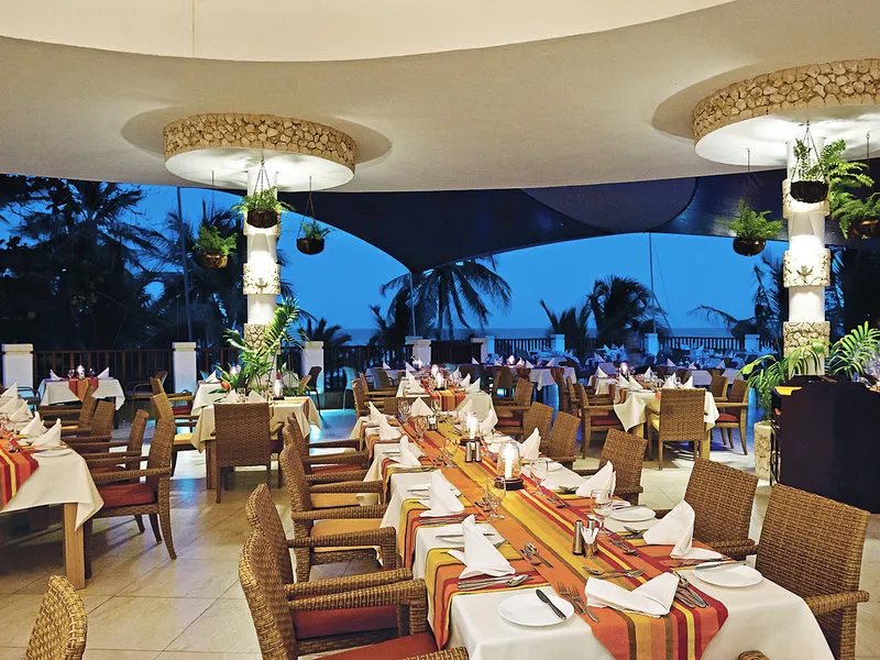 Vendégek tengerparti ebéden a Leopard Beach Resortban Kenyában – galériakép 12