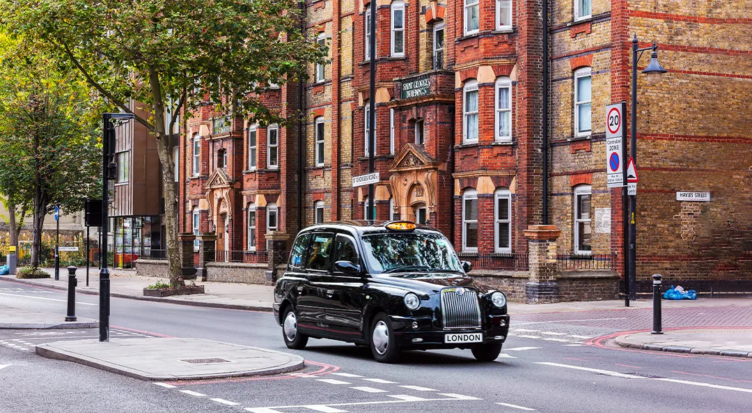 Utazó a Tower Bridge előtt Londonban – galériakép 3