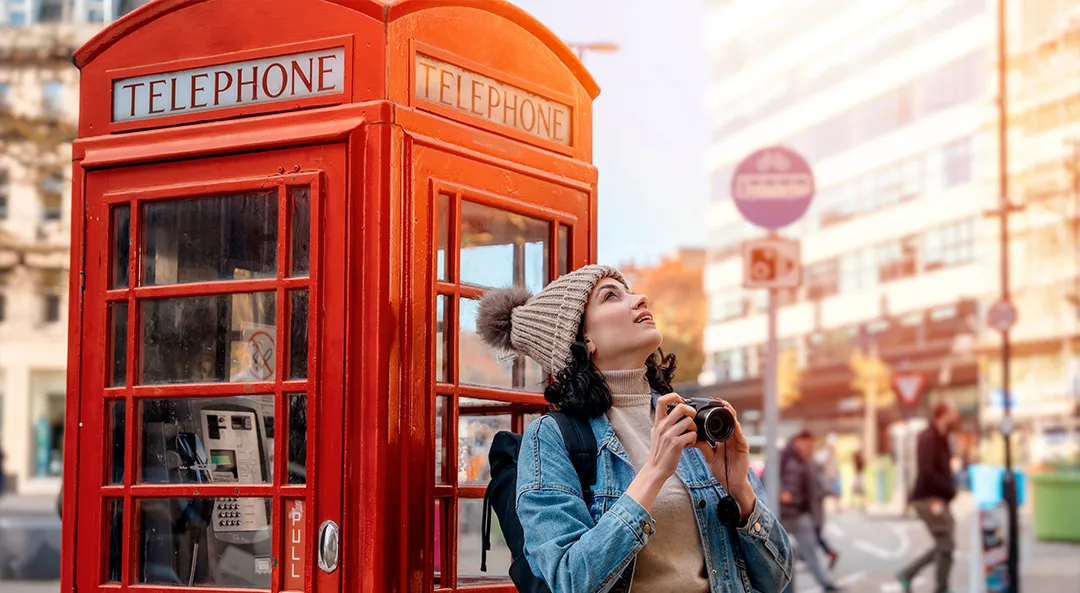Utazó a Tower Bridge előtt Londonban – galériakép 6