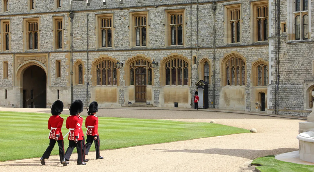 Utazó a Tower Bridge előtt Londonban – galériakép 8