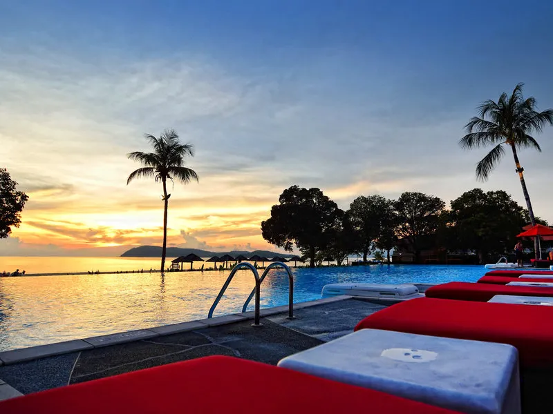 Vendég a Holiday Villa Langkawi tengerparti medencéjében – galériakép 2