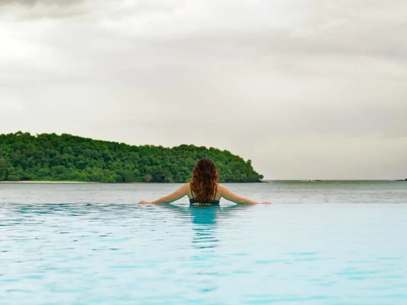 Vendég a Holiday Villa Langkawi tengerparti medencéjében