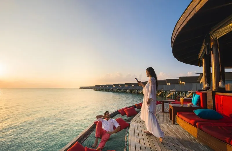 Maldív-szigeteki resort türkiz lagúnával és tengerparti pihenéssel