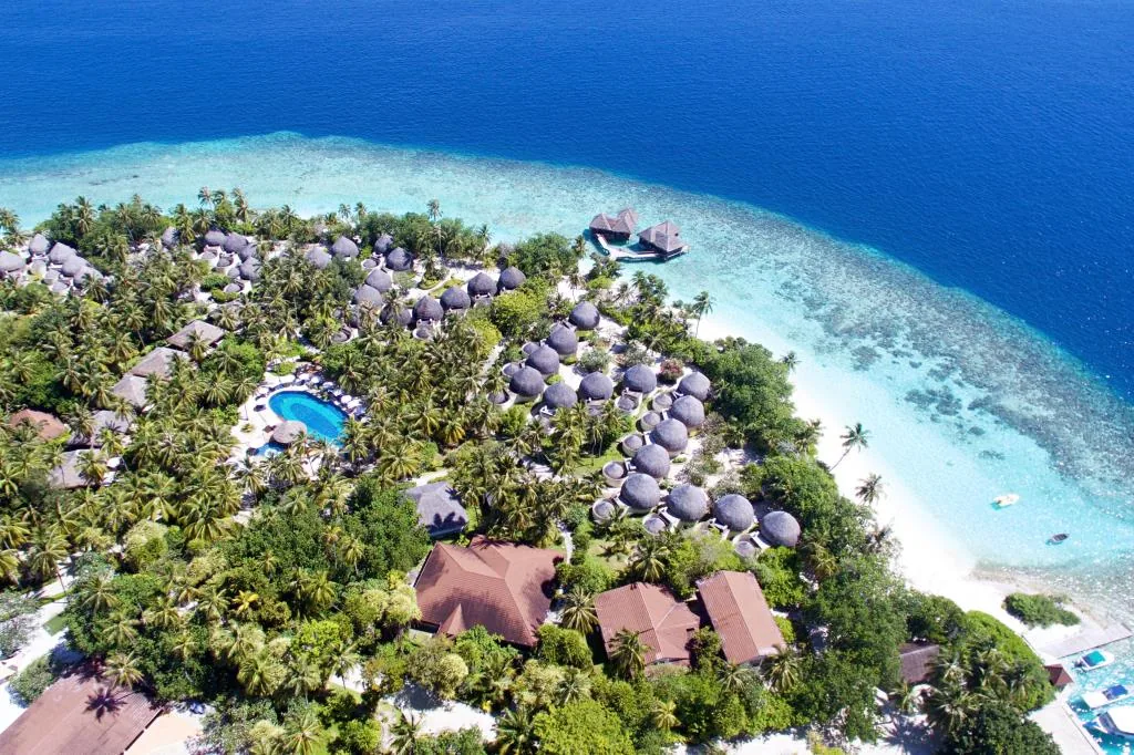Maldív-szigeteki resort és türkiz lagúna légi felvételen