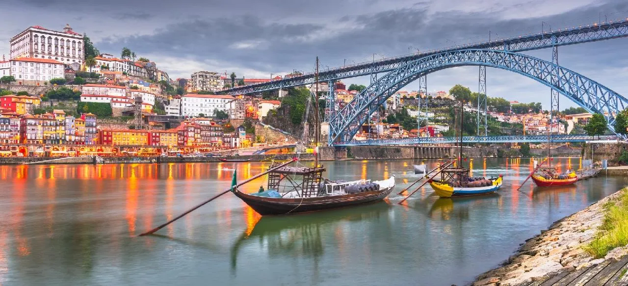 Élettel teli folyópart Portóban a Douro-völgyi bortúrán – galériakép 3