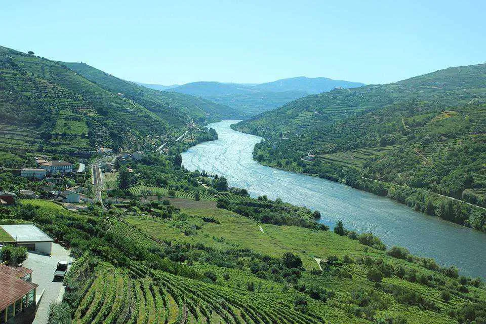 Élettel teli folyópart Portóban a Douro-völgyi bortúrán – galériakép 4