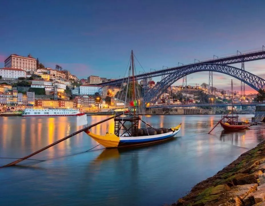 Élettel teli folyópart Portóban a Douro-völgyi bortúrán – galériakép 7