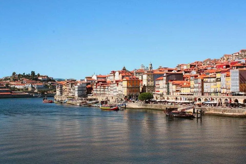 Élettel teli folyópart Portóban a Douro-völgyi bortúrán – galériakép 11