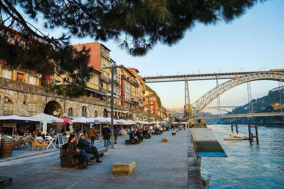 Élettel teli folyópart Portóban a Douro-völgyi bortúrán