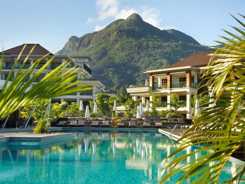 Esküvői pár a Savoy Seychelles Resort tengerpartján – galériakép 2