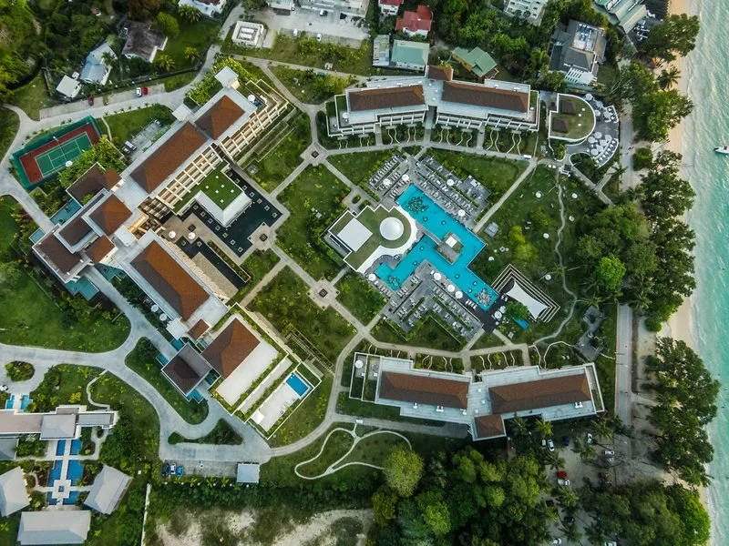 Esküvői pár a Savoy Seychelles Resort tengerpartján – galériakép 3