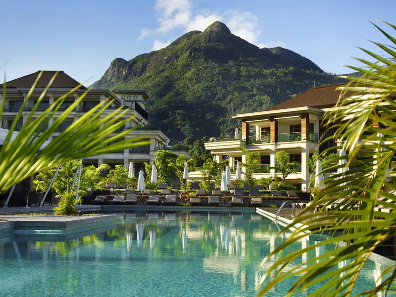 Esküvői pár a Savoy Seychelles tengerparti resortban
