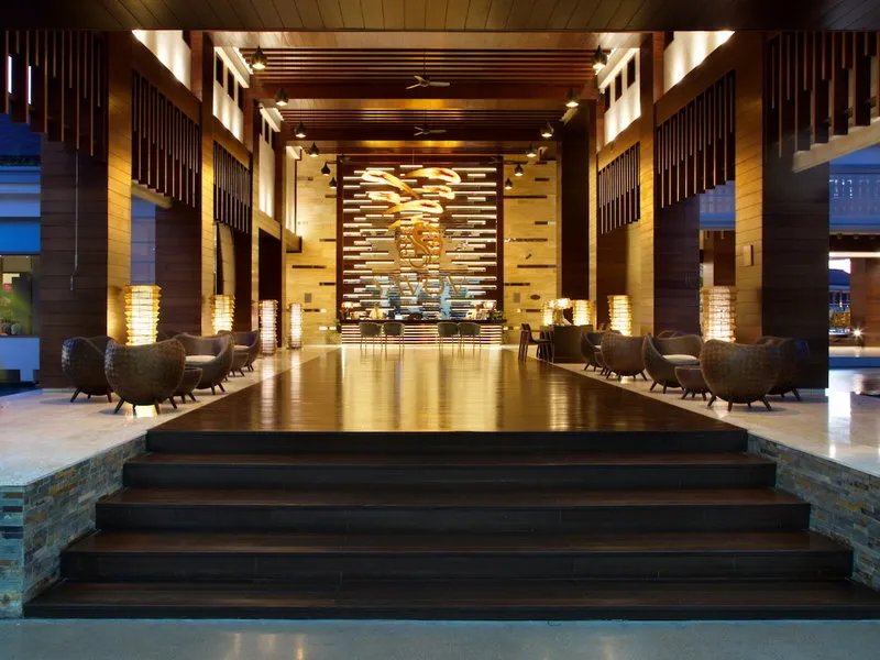 Esküvői pár a Savoy Seychelles Resort tengerpartján – galériakép 5