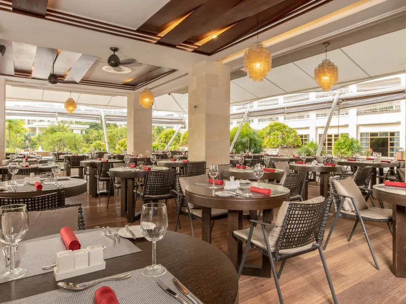 Esküvői pár a Savoy Seychelles Resort tengerpartján – galériakép 6