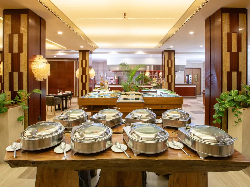Esküvői pár a Savoy Seychelles Resort tengerpartján – galériakép 7