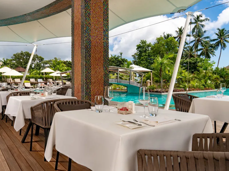 Esküvői pár a Savoy Seychelles Resort tengerpartján – galériakép 9