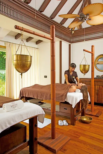 Esküvői pár a Savoy Seychelles Resort tengerpartján – galériakép 12