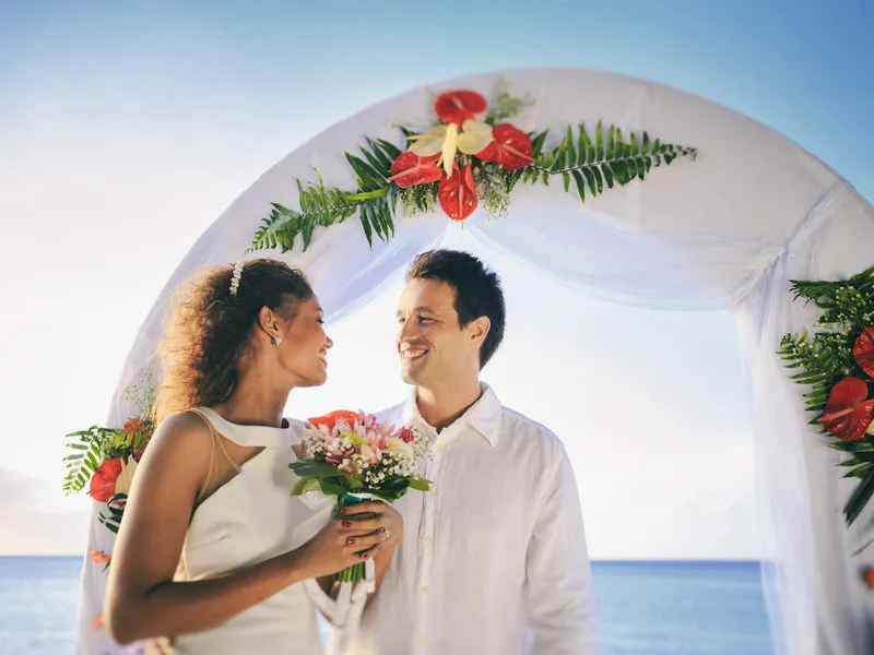Esküvői pár a Savoy Seychelles Resort tengerpartján