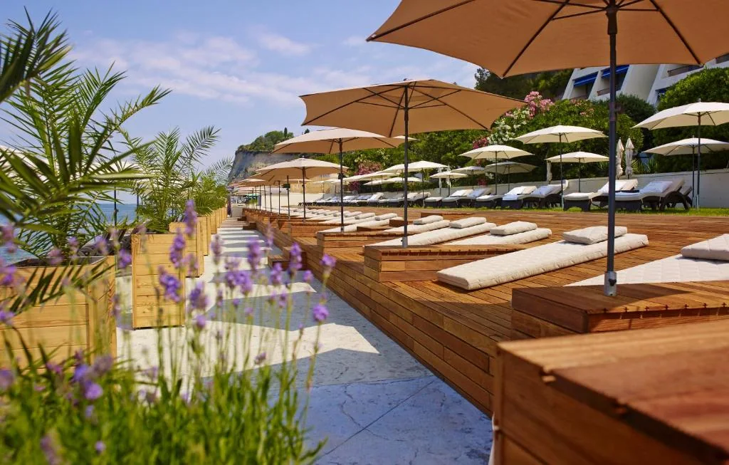 A Grand Hotel Bernardin tengerparti pihenőterülete