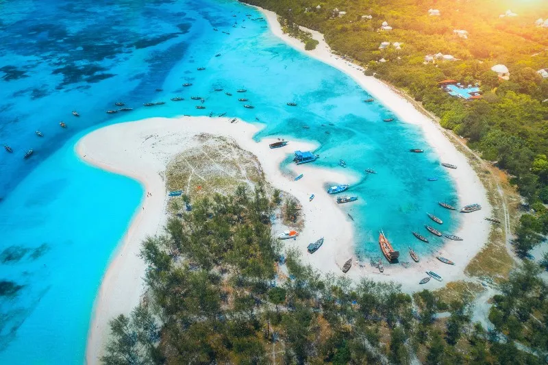 Zanzibár türkizkék tengere és fehérhomokos partja